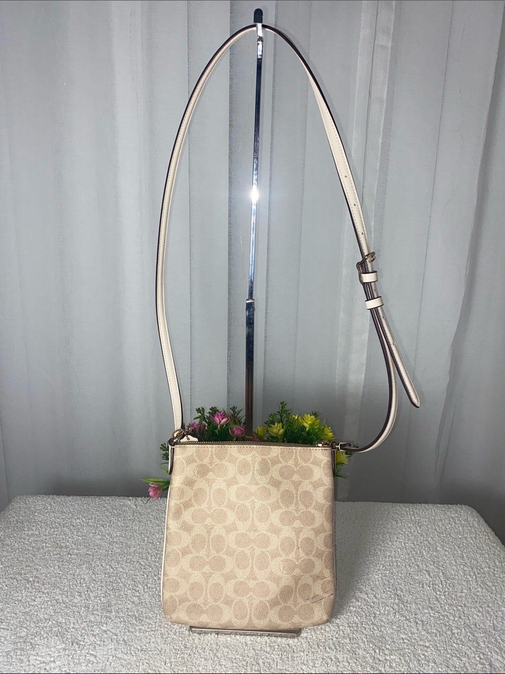 GUC Coach Cream Signature Crossbody Bag with Gold Hardware - Picture 3 of 10